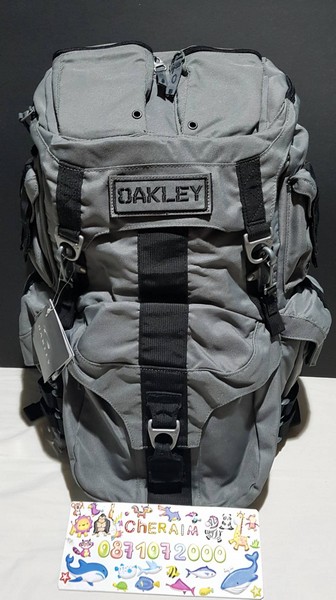 oakley  02.jpg